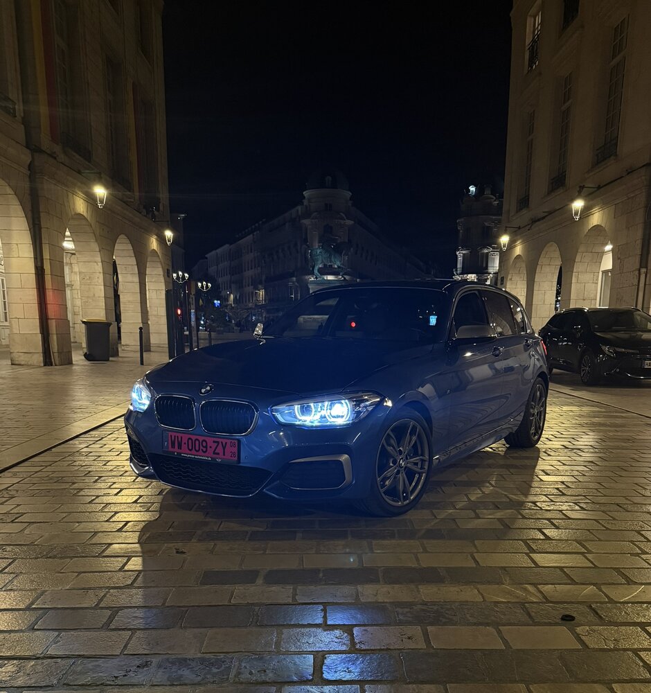 BMW M140i bleue Estoril importée par AT Import Auto
